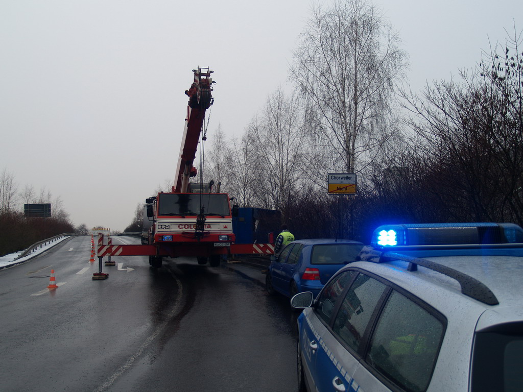 LKW Anhaenger umgekippt Koeln Niehl Geestemuenderstr Industriestr P21.JPG